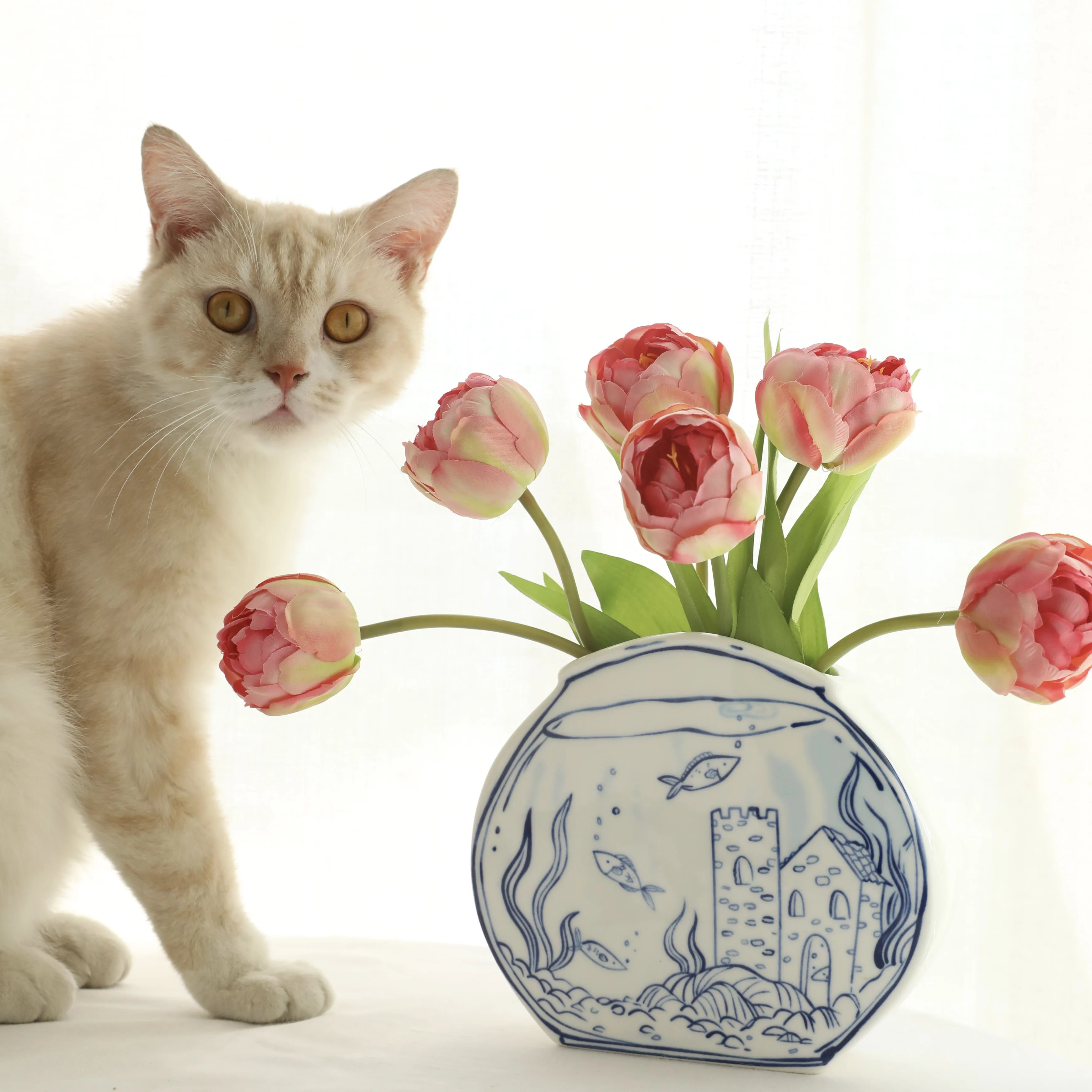 Fish farming, hand-painted, hand-squeezed fish tank blue and white porcelain double-sided underglaze vase