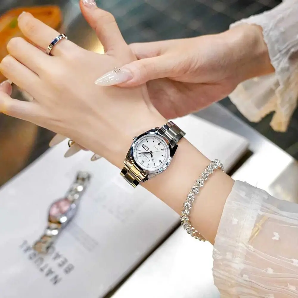 ساعة أنيقة للسيدات بنفس النمط ساعة تقويم مزدوجة خفيفة فاخرة بقرص صغير ومزاج بسيط للسيدات ساعة فاخرة عالية الجودة
