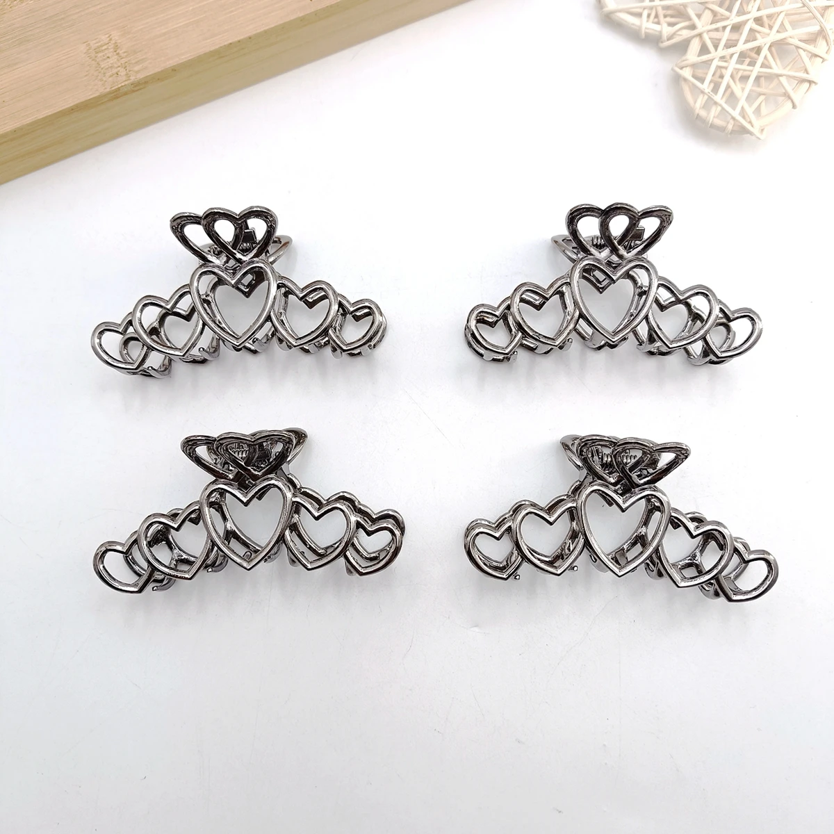 2/4/6 قطعة Y2K مشبك شعر كبير على شكل قلب معدني فضي مع تصميم بسيط ومشبك قرش عالي الجودة في الجزء الخلفي من ملحقات الرأس