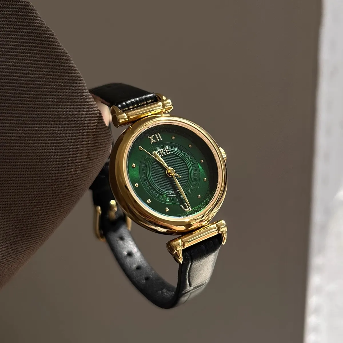 Fashion temperament minimalist luxury green dial with belt strap quartz movement women's watch