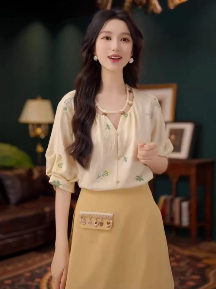 

Женский топ V-Ne ort Sve irt Summer Faionable с вырезами и тяжелой вышивкой с цветочным принтом Ele Age-Defng Chic Blouse