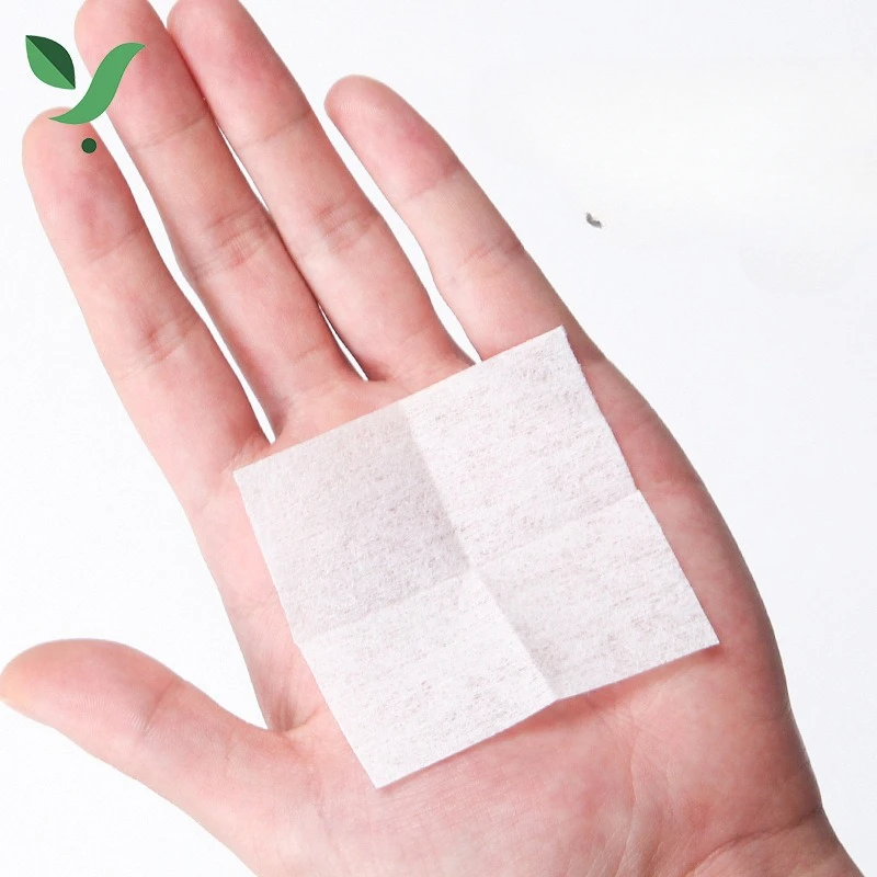 مسحة كحول 75% يمكن التخلص منها لتطهير الجروح، لوازم صندوق الإسعافات الأولية الأساسية لتحضير الكوارث المنزلية.