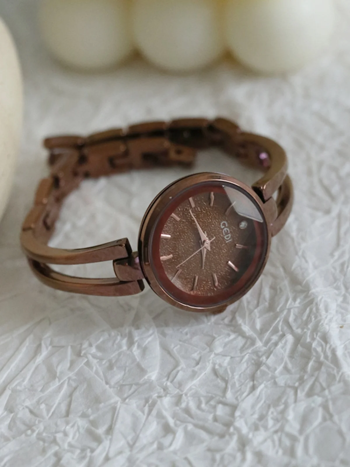 ساعة اسوارة نسائية جديدة، طراز عتيق مع قرص صغير، متعددة الاستخدامات وأنيقة، ساعة يد أنيقة على شكل سوار للنساء.