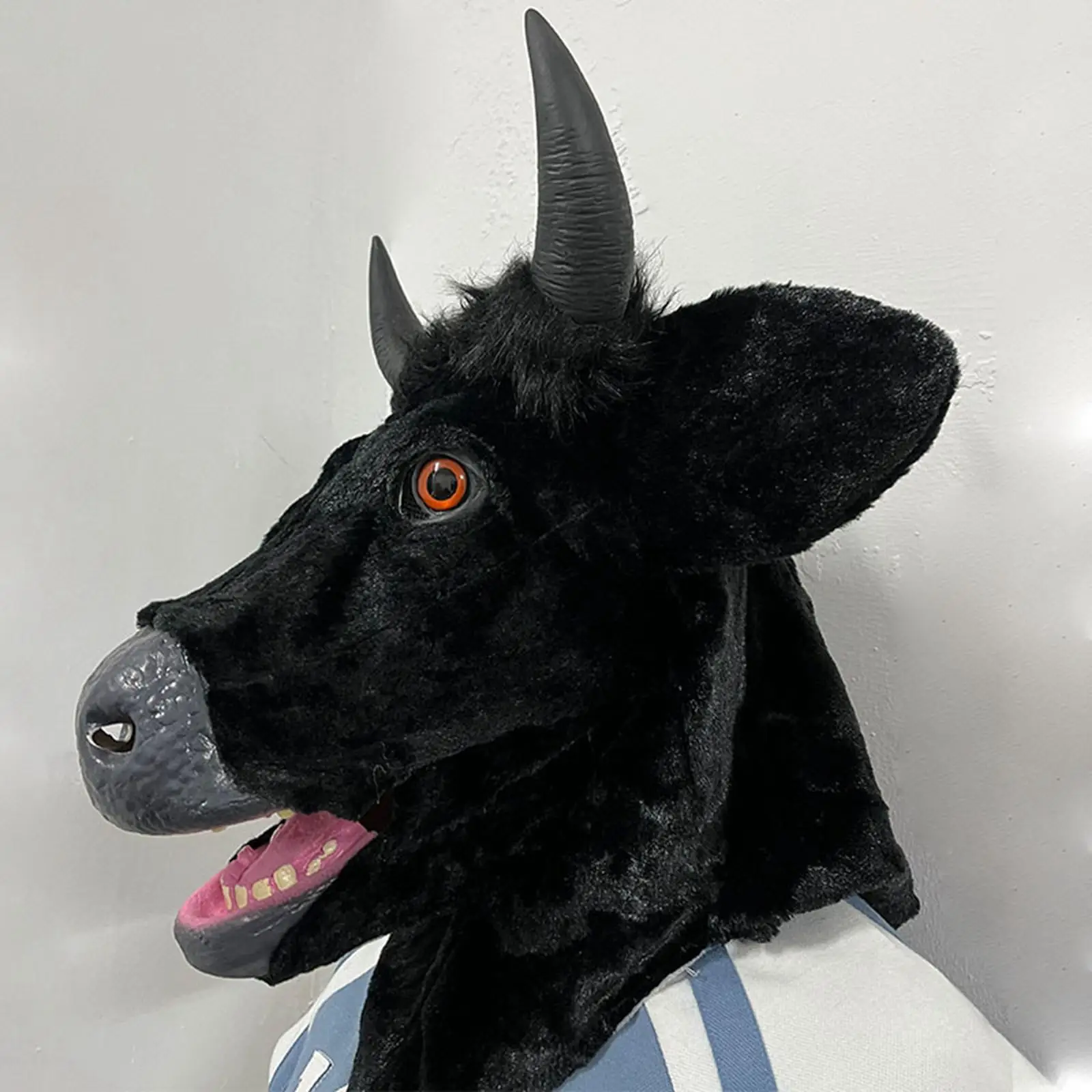 

Black Cow Mask Creative Role Play Realistic Moving Mouth Headgear for Night Club Halloween Birthday Stage Performance Christmas