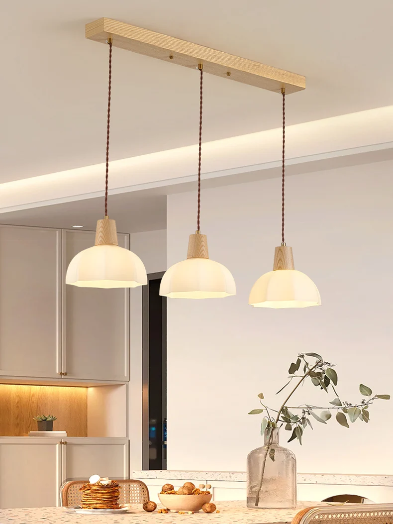 ไฟจี้ไม้พร้อมโคมไฟแก้วสําหรับรับประทานอาหาร Modern Ash Wood Kitchen ร้านอาหารแขวนโคมไฟ Triple Island Lighting