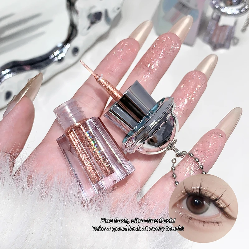 El líquido de sombra de ojos nacarado se puede utilizar como colgante y regalo.