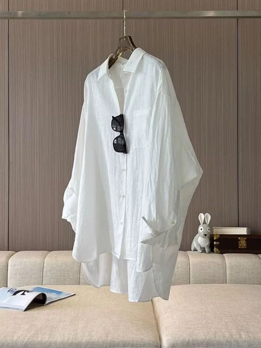 เสื้อคลุมกันแดดผ้าฝ้ายลินินสีขาวแบบใหม่ ปี 2025 ทรงหลวมบางเบา สไตล์ลำลองสำหรับผู้หญิง เสื้อคลุมฤดูร้อน สวมใส่สบาย ระบายอากาศได้ดี