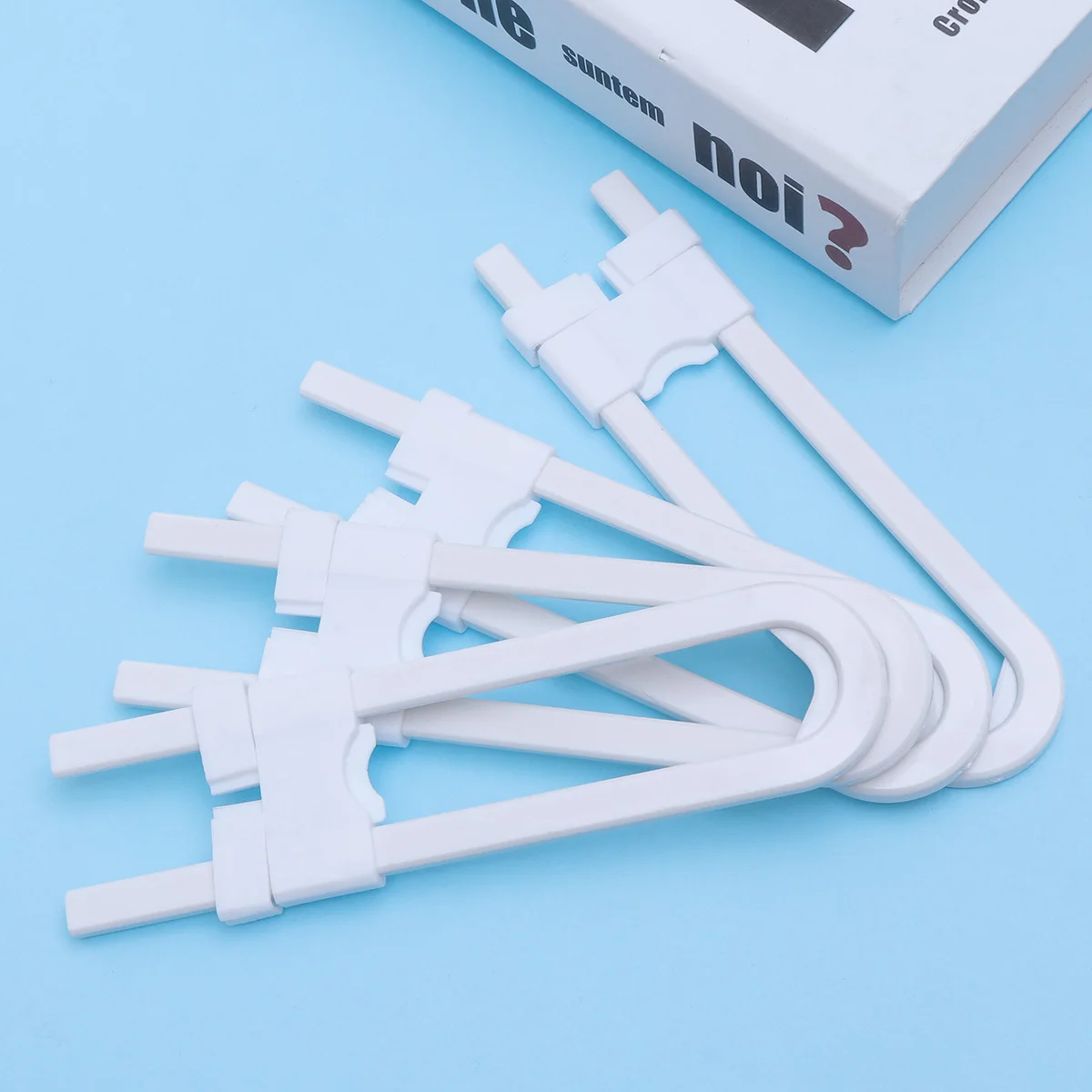 حزمة من 4 قفل خزانة أمان للأطفال، قفل خزانة قابل للتعديل على شكل حرف U، لا حاجة إلى حفر لباب المطبخ للأطفال الصغار