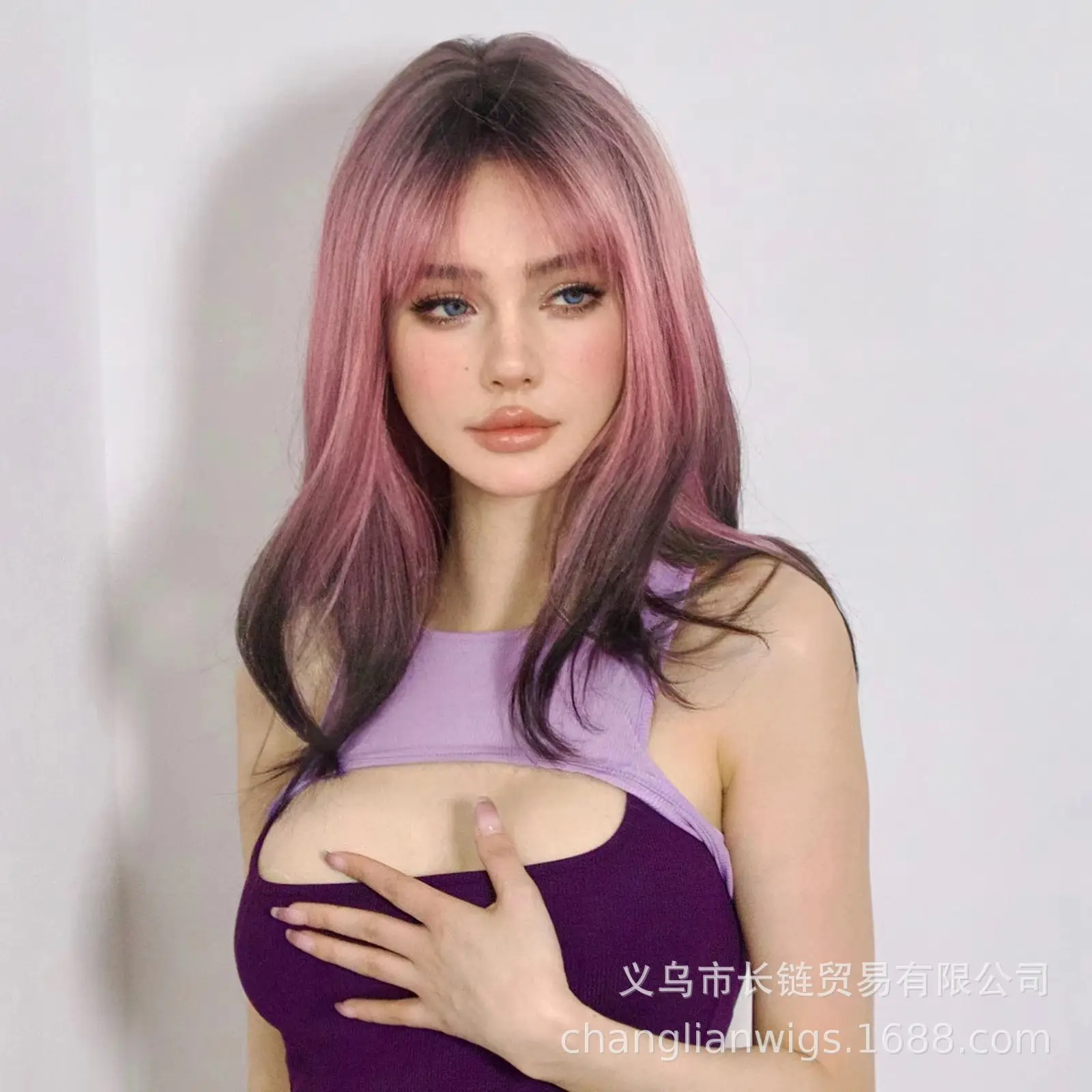Wig kepala penuh hitam merah muda poni Qi tingkat rambut panjang wanita rambut lurus sintesis temperamen mode