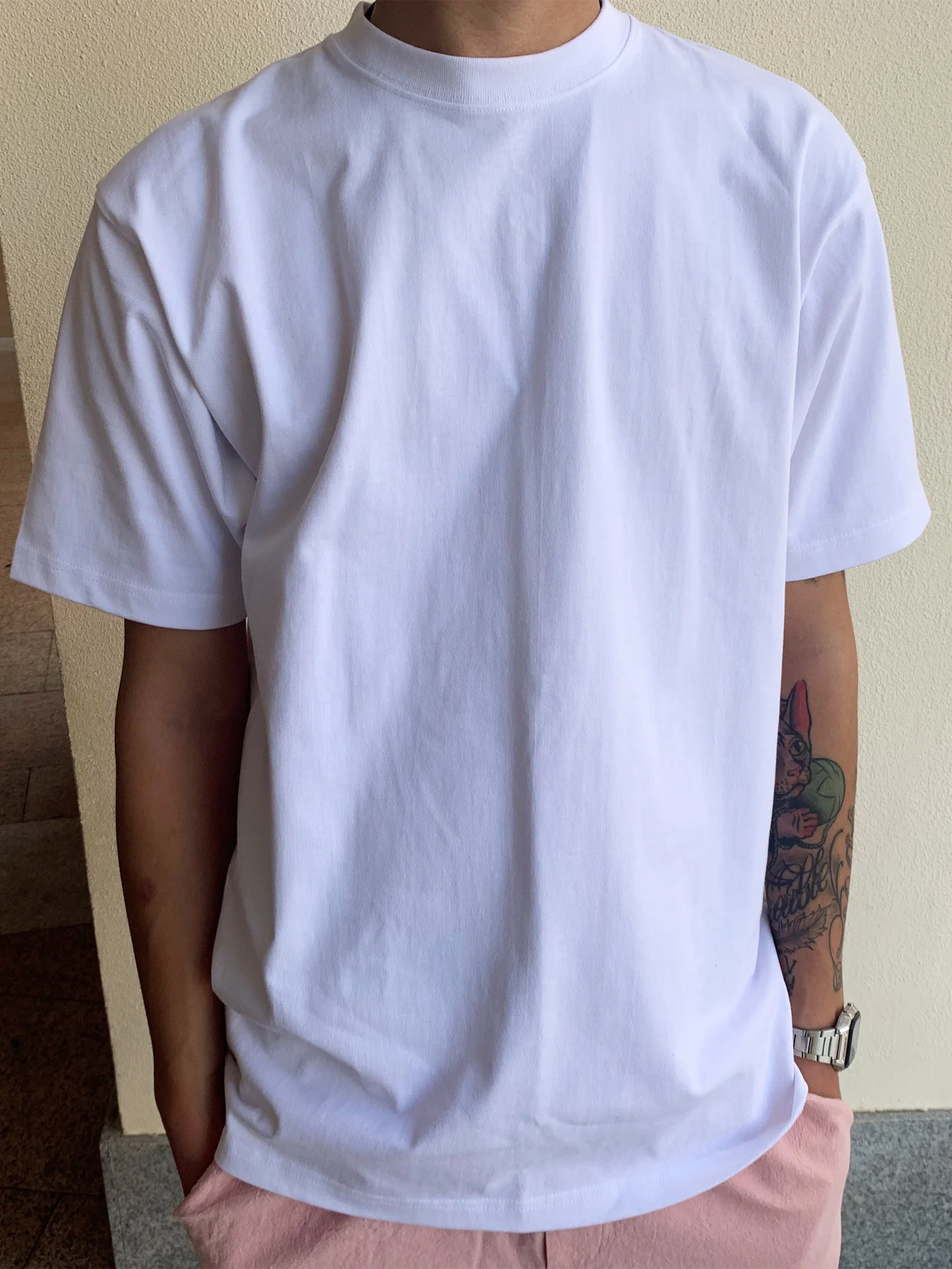 Solid color T-shirts are fresh, clean, and versatile for summer. Loose-fitting T-shirts are suitable for both men and women.