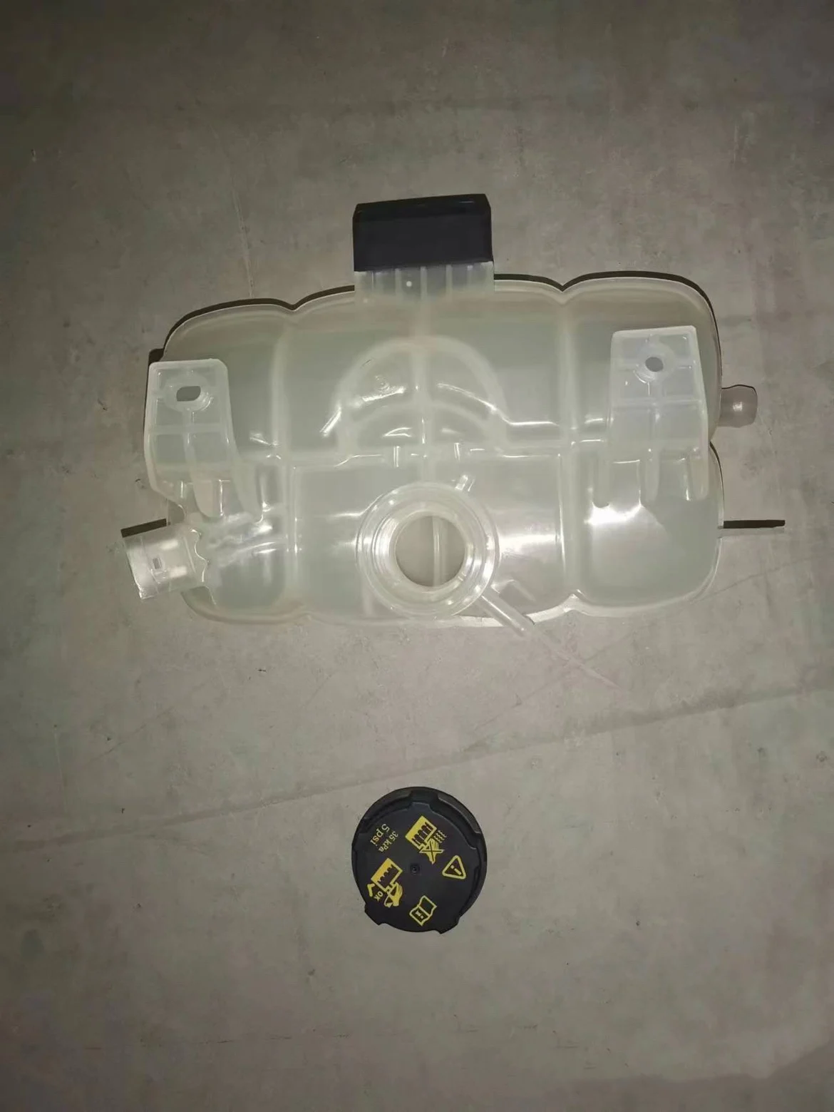 Suitable for  001 coolant kettle, return kettle, water tank, kettle, antifreeze storage kettle with lid