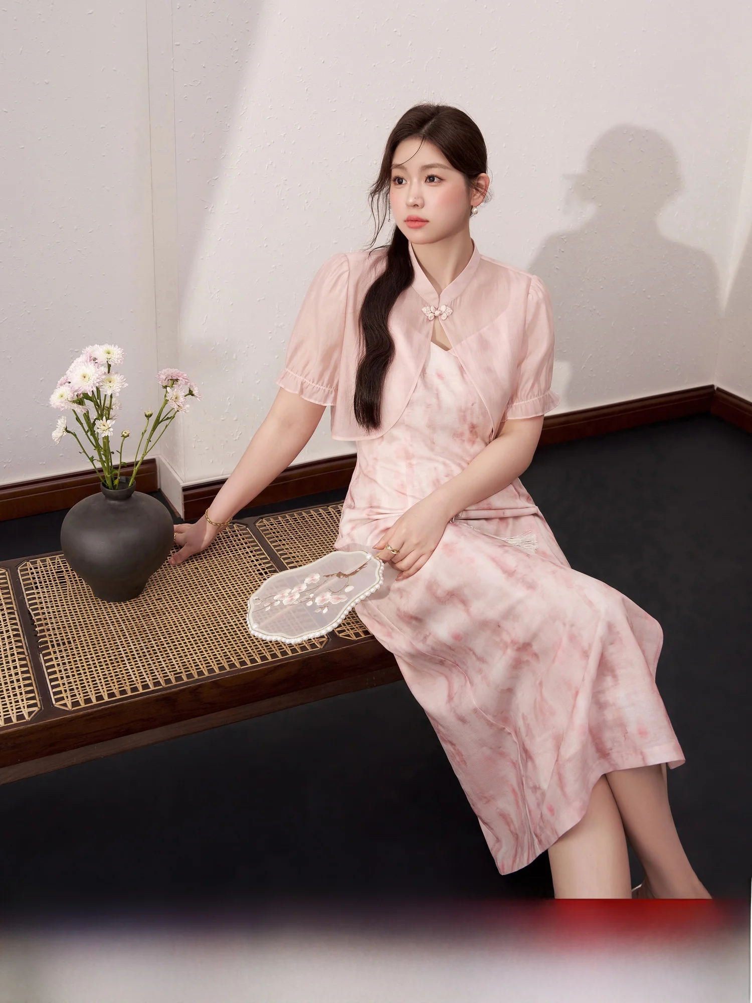 

Новый женский летний комплект в китайском стиле: синий кардиган большого размера с коротким рукавом и открытой спиной, а также облегающий сарафан на бретельках.