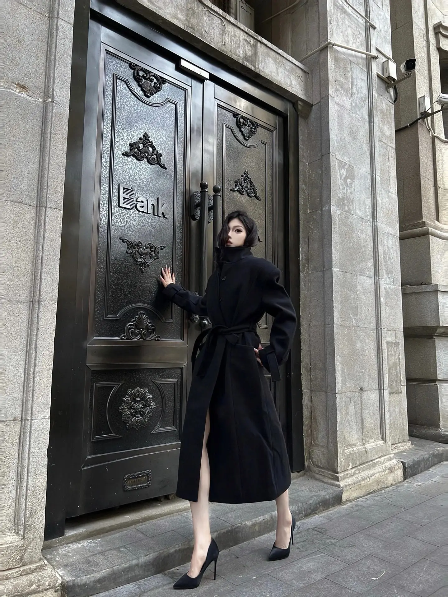 Winter New Fashionable Black Coat Women\'s Woolen Coat Long Shoulder Padded Coat Lace Up Standing Neck