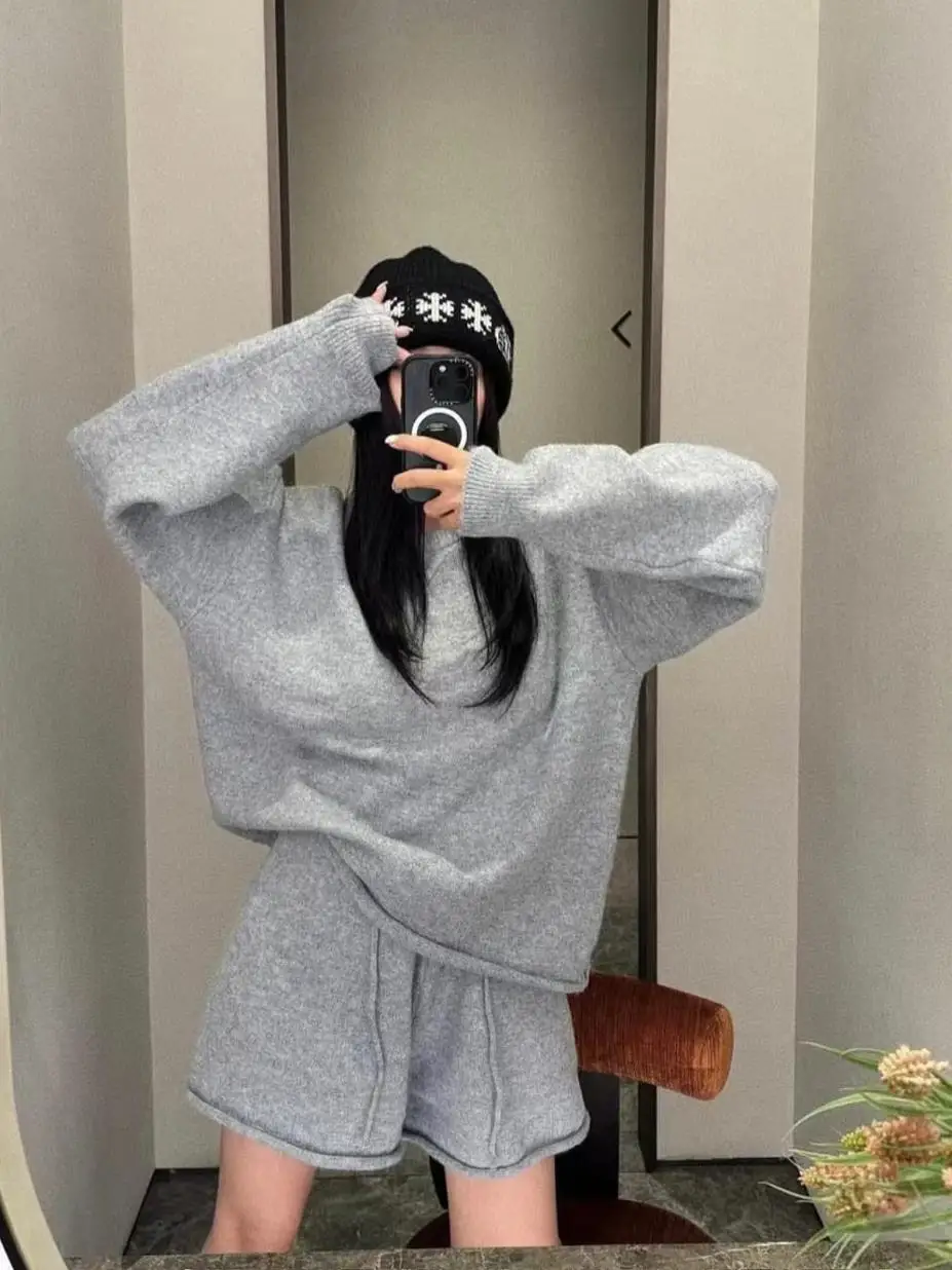 

Женский комплект: свободный вязаный свитер с круглым вырезом и шорты с манжетами и завязками на талии, повседневный, стройнящий силуэт