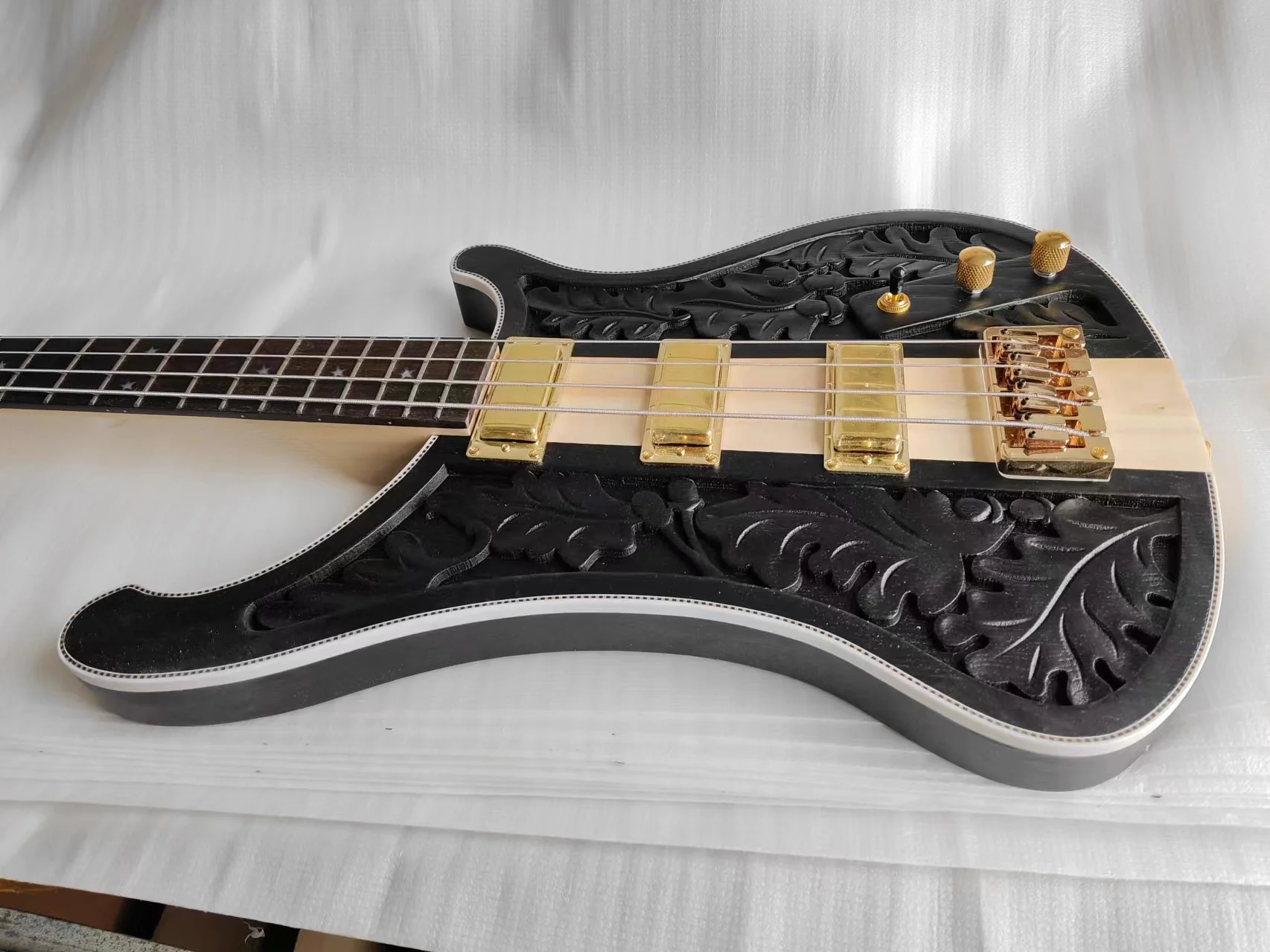 4-string black carved pattern piano body electric bass forehand inventory