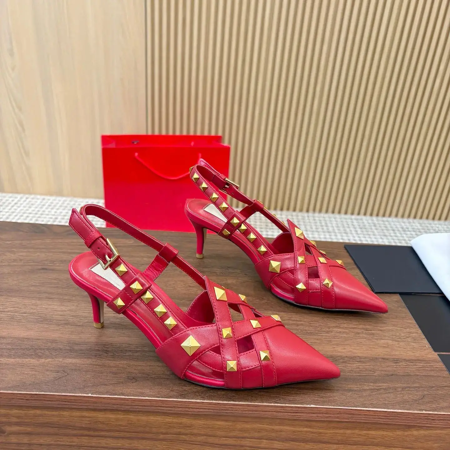 

Новинка 2026, женские кожаные модные сандалии на высоком каблуке-шпильке с золотыми ногтями и ремешком на щиколотке