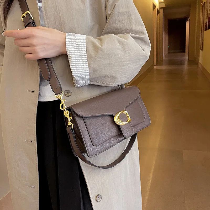 2025 نموذج جديد قسط الموضة الكلاسيكية تحت الإبط حقيبة أنيقة واحدة الكتف حقيبة كروسبودي المرأة حقيبة صغيرة مدمجة