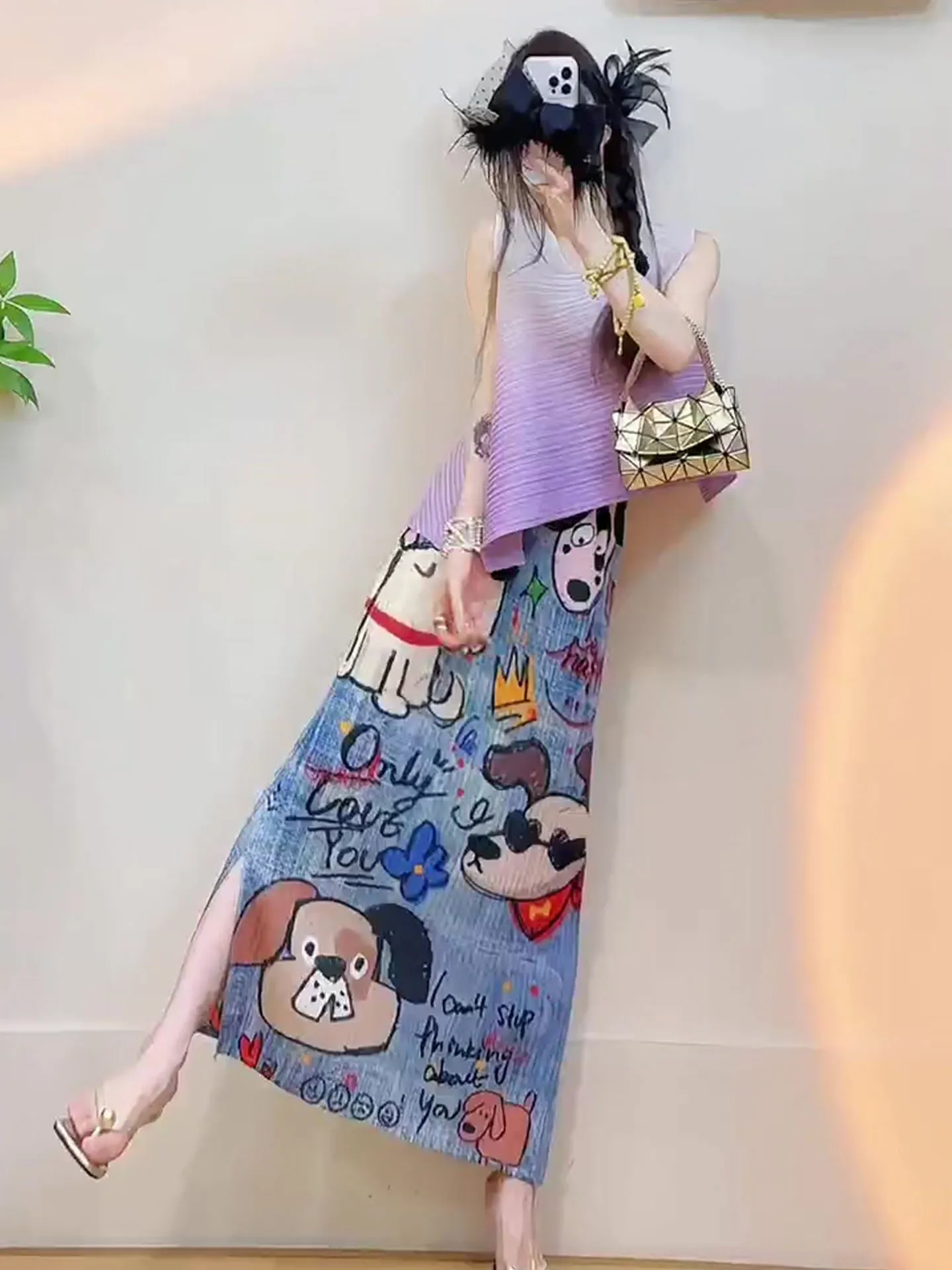 

Летний комплект с фиолетовым градиентом и мультяшным принтом: юбка и топ. Модный женский ансамбль от бренда Three Houses Art Creation. Полиэстер.