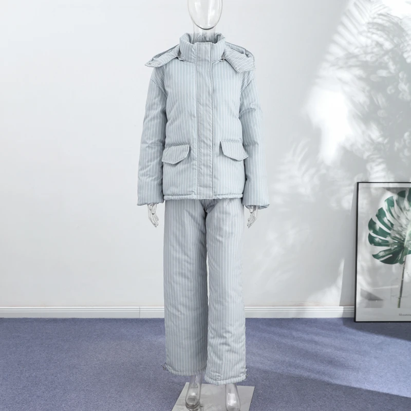 2026 Winter Gestreiftes Baumwoll-Mantel-Hosen-Set für Damen mit Kapuze, Stehkragen, Reißverschluss-Steppmantel und Hose mit Elastikbund – Damen-Outfit – Detail 3
