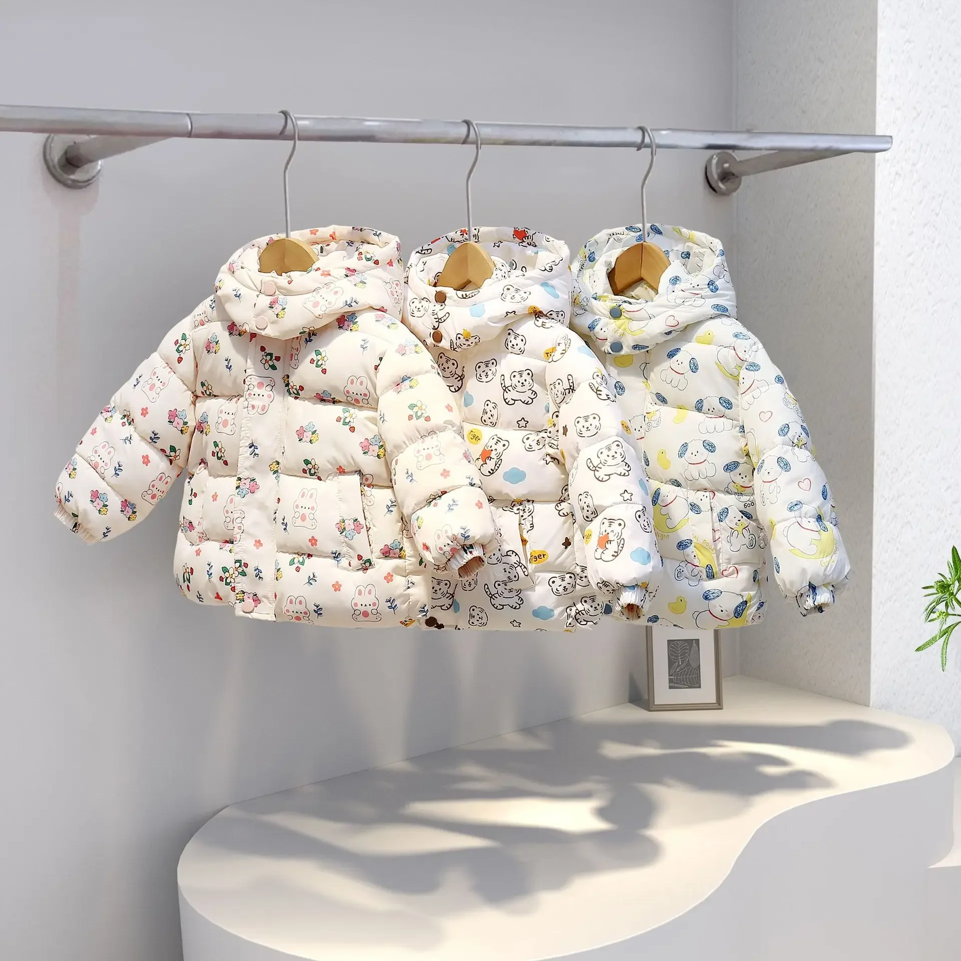 Уютная куртка с цветочным принтом для маленьких девочек, мягкий топ с хлопковой подкладкой, нежная уютная зимняя верхняя одежда для малышей