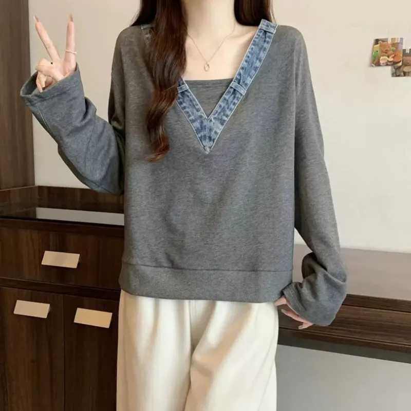 

Women's V-neck Long Sleeved T-shirt Base Shirt for Autumn 2025 Loose and Comfortable Slimming Design Denim Color Patchwork Top