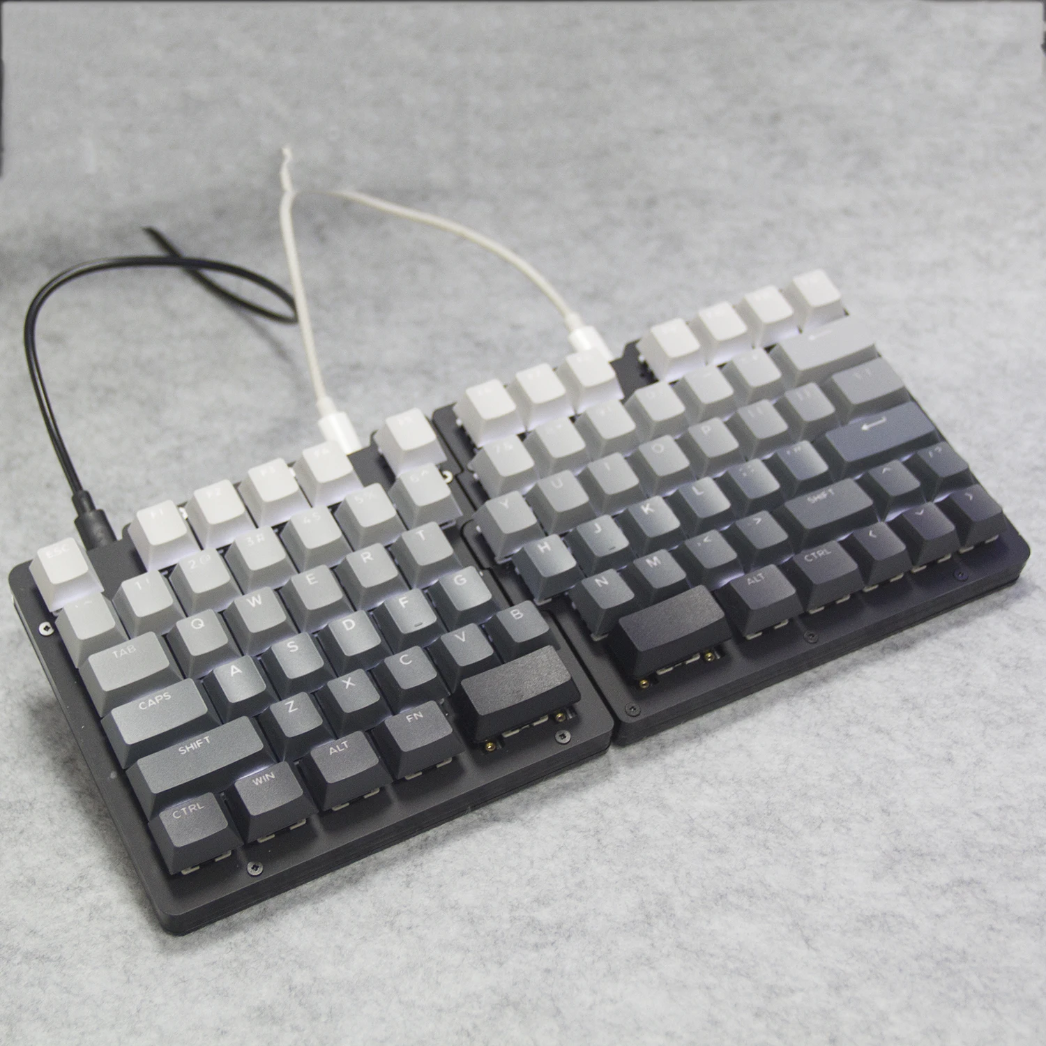 Split Keyboard Ergonomic DIY Macro Programmable Black Hot Swap White Light LEOBOG Gey Wool V4 Switch Gradient Keycap Wired