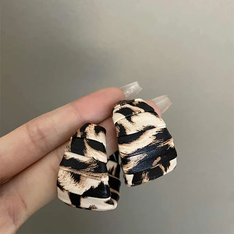 NISHIZAWA Leather Leopard Print C-shaped Earrings Fashion Retro Earrings Temperament Earrings