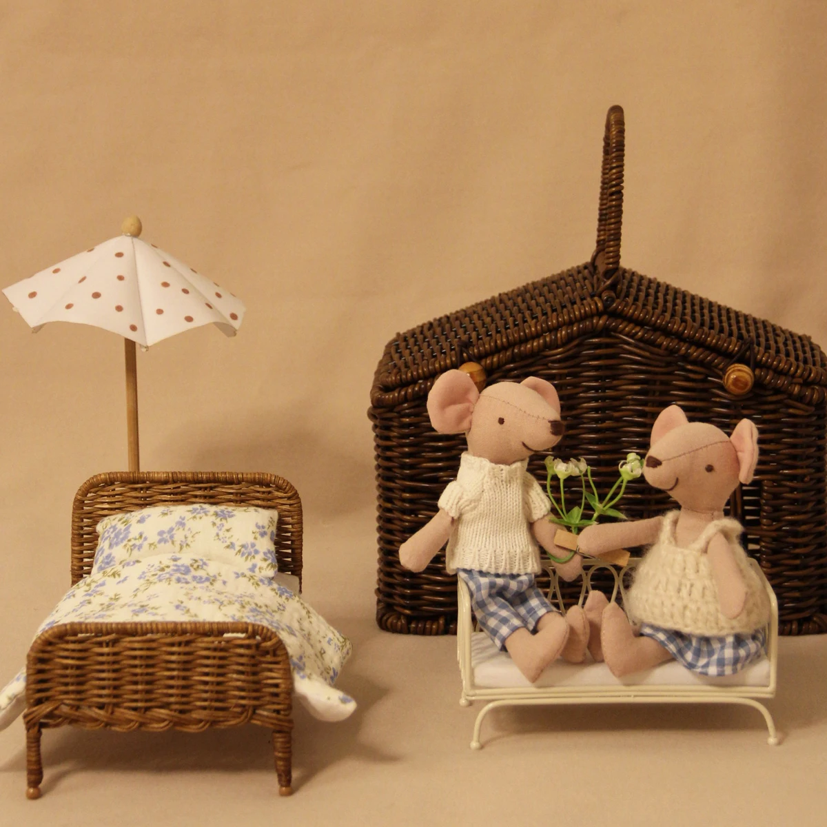 1:12 Miniature Furniture L-16Cm Dark Rattan Bed with Bedding, Suitable for Bjd Ob11 Mini House Home Decor