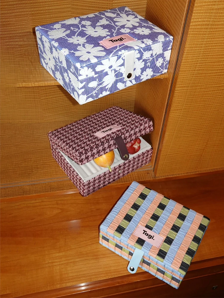 portable-fashion-compressed-cookie-jewelry-storage-box-women's-original-design-retro-style-jewelry-box-compact-size