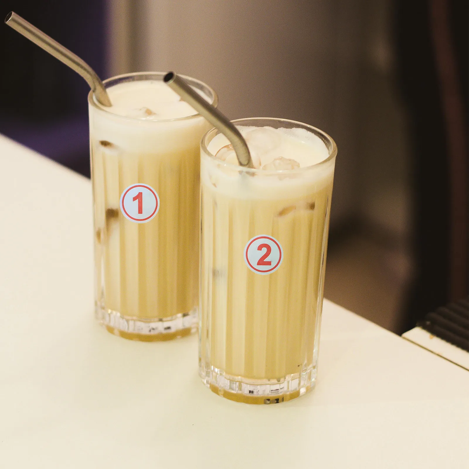 

15 листов наклеек с номерами от 1 до 25, водонепроницаемые, самоклеящиеся, устойчивые к разрывам, прозрачные этикетки с красным шрифтом для стаканов на вечеринках и для доставки