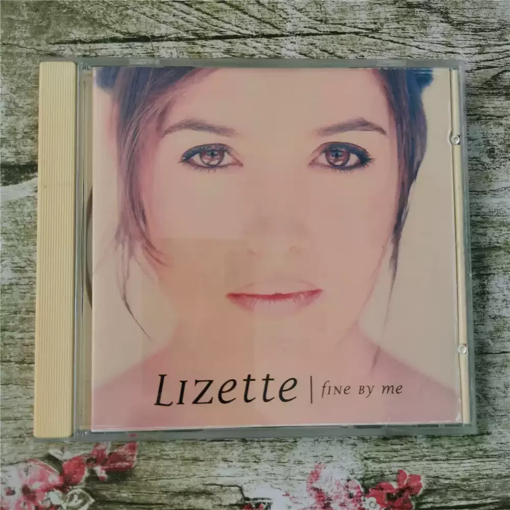 CD Lizette Fine By MeIt combina chantando pop suave com ritmo e ritmo R&B, que é o "light rythm lyric pop"