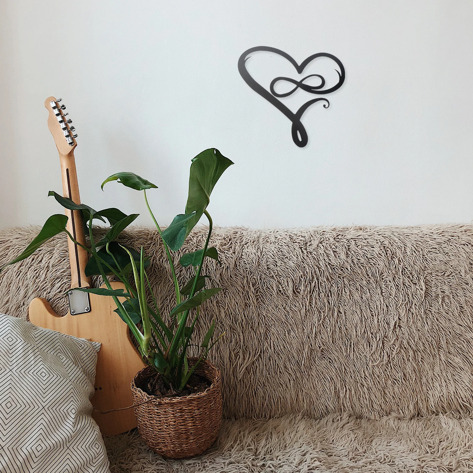 

1Pcs Hollow Heart Shaped Iron Pendant Wall Art Decor and Delicate for Indoor Use Loving Heart Pendant Wrought Iron Decor