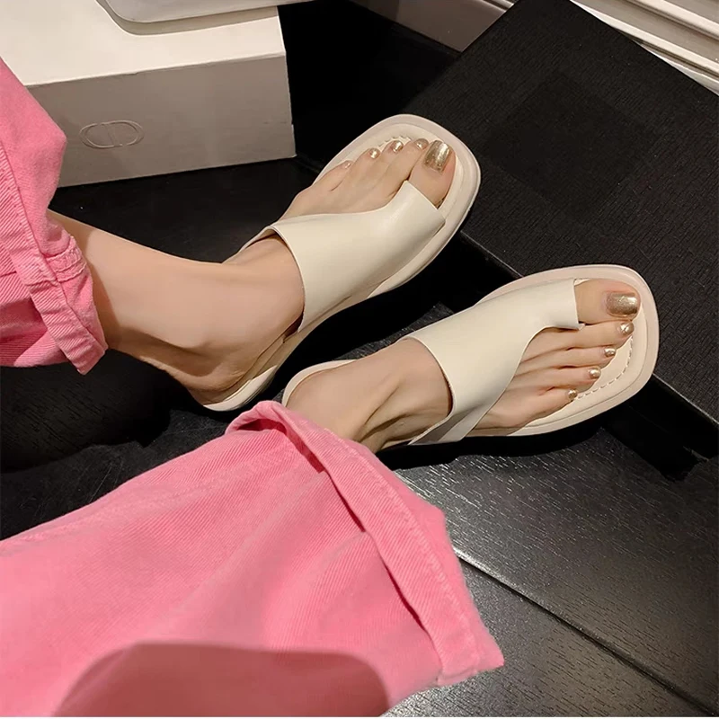 Rindsleder Flip-Flop Dame Sommer neue einfarbige quadratische Zehen moderne Hausschuhe Frauen Outdoor-Schuhe koreanische schicke Low Heel Slides weiblich