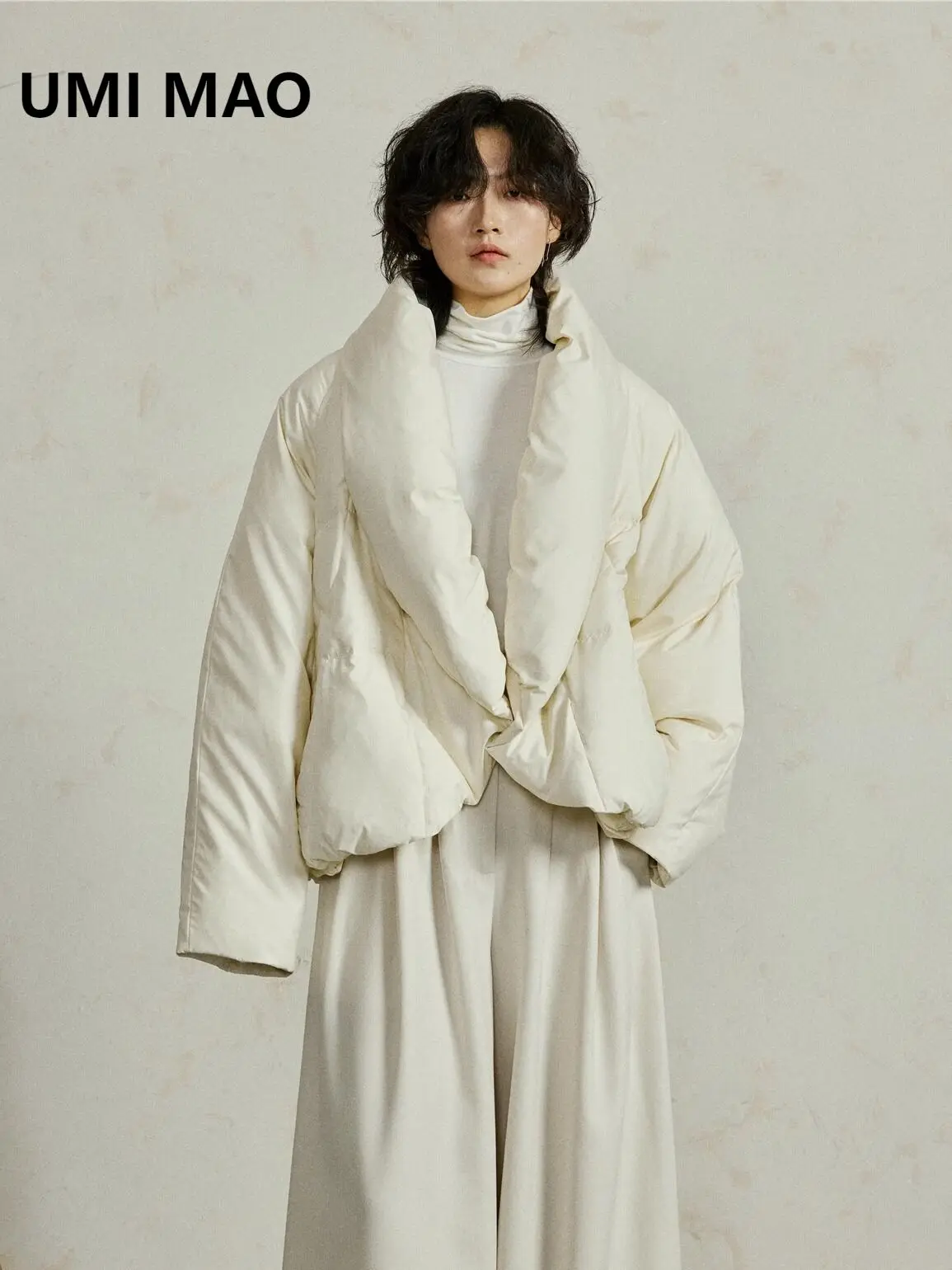 

UMI MAO Нишевый дизайн Cloud Мягкий короткий пуховик с отложным воротником Ленивый утолщенный теплый 90 Пальто на утином пуху Femme Y2K