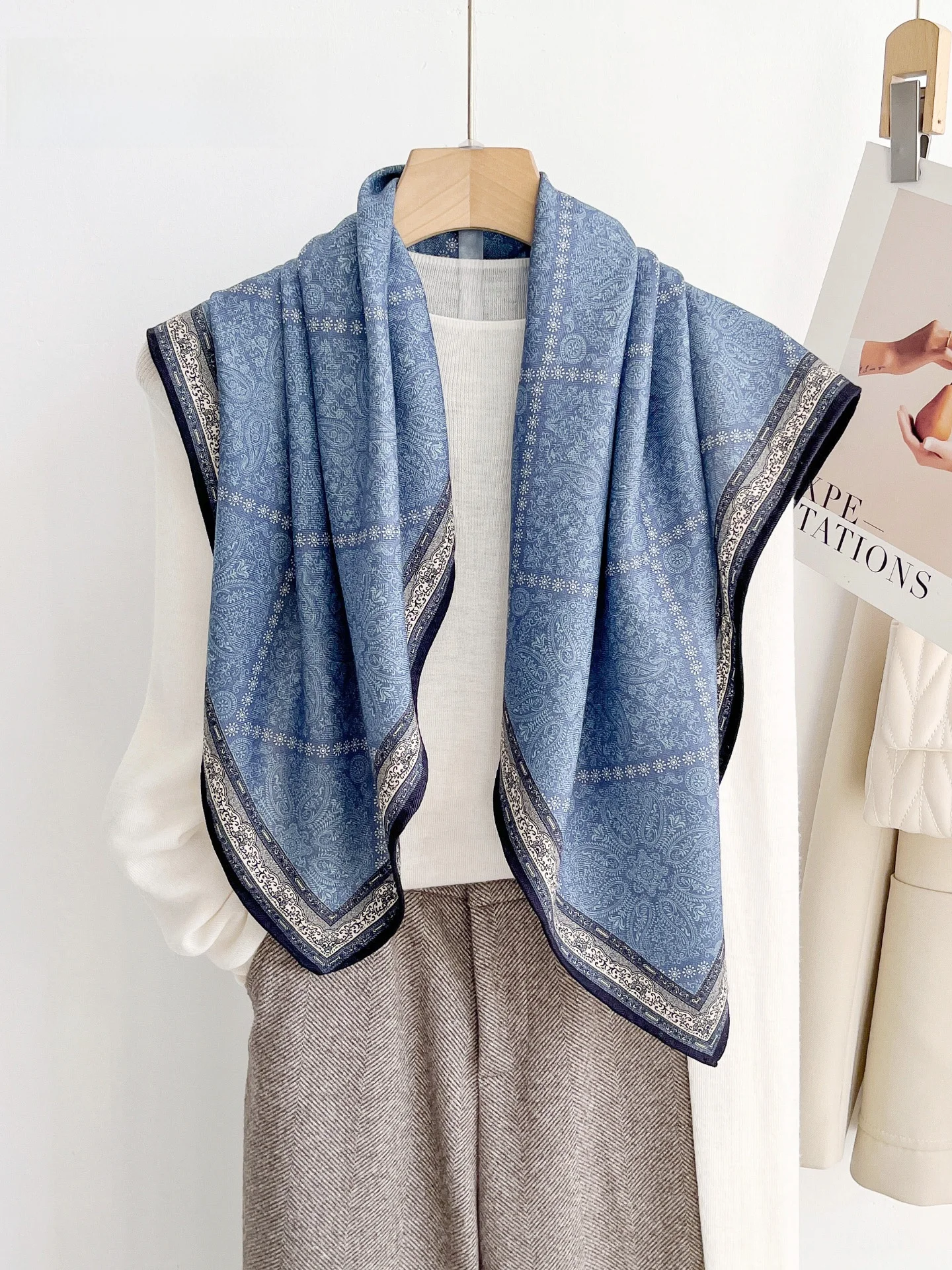 bufanda-de-lana-de-seda-azul-ropa-de-abrigo-cuadrada-de-90cm-para-mujer-otono-invierno-punzon-de-lana-de-seda-de-alta-gama-berryear-geometri-coreano-sle