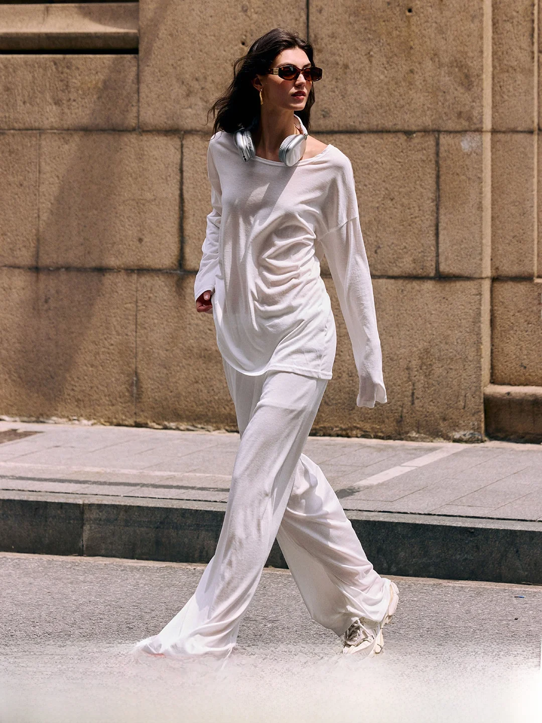 

Комплект Luna7xi: Белый летний повседневный костюм-двойка 2026 для женщин – свободный топ с длинным рукавом и широкие брюки, хлопковый пуловер с круглым вырезом