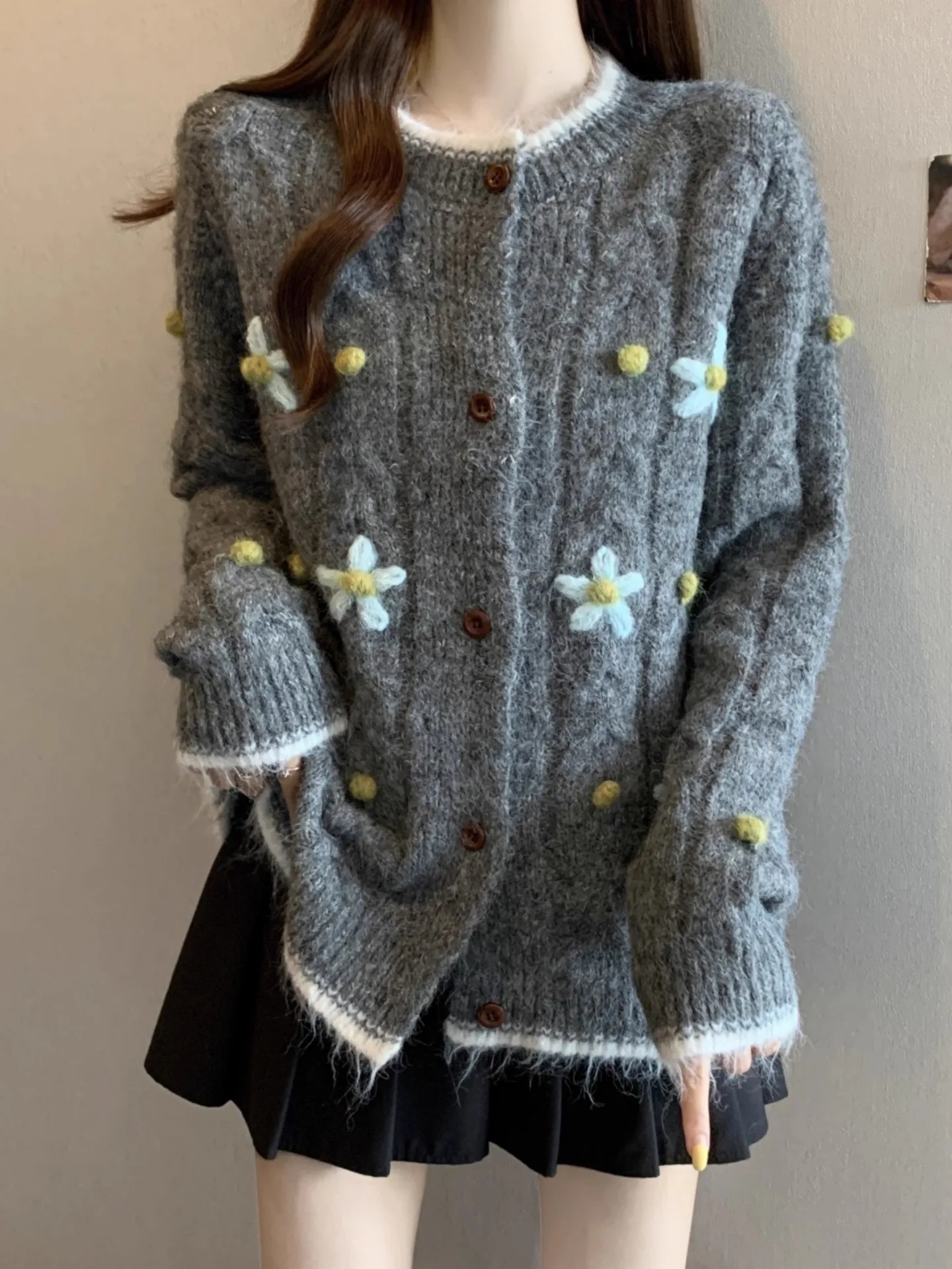 كارديجان نسائي منسوج بتطريز زهور ريترو لبداية الخريف، بأكمام طويلة وياقة مستديرة وتصميم فضفاض، مناسب لطالبات المدارس الثانوية