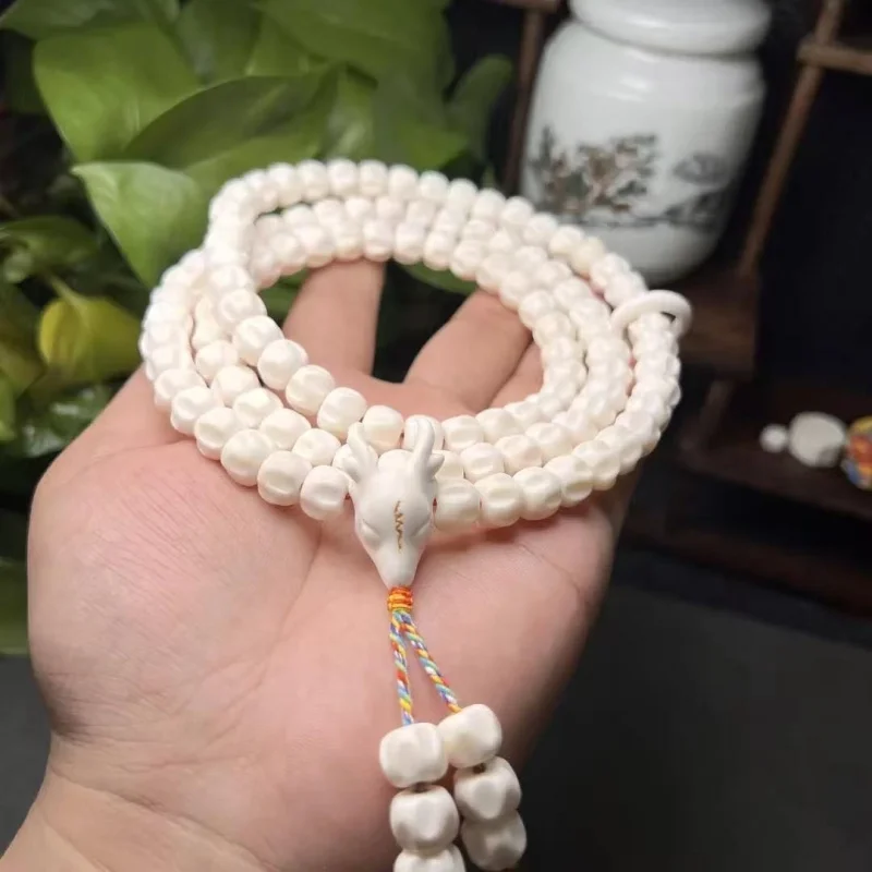 

Подвеска в тибетском стиле из оленьих рогов с 108 вырезанными бусинами из семян пассионального растения, браслет и ожерелье с буддийскими молитвенными бусинами.