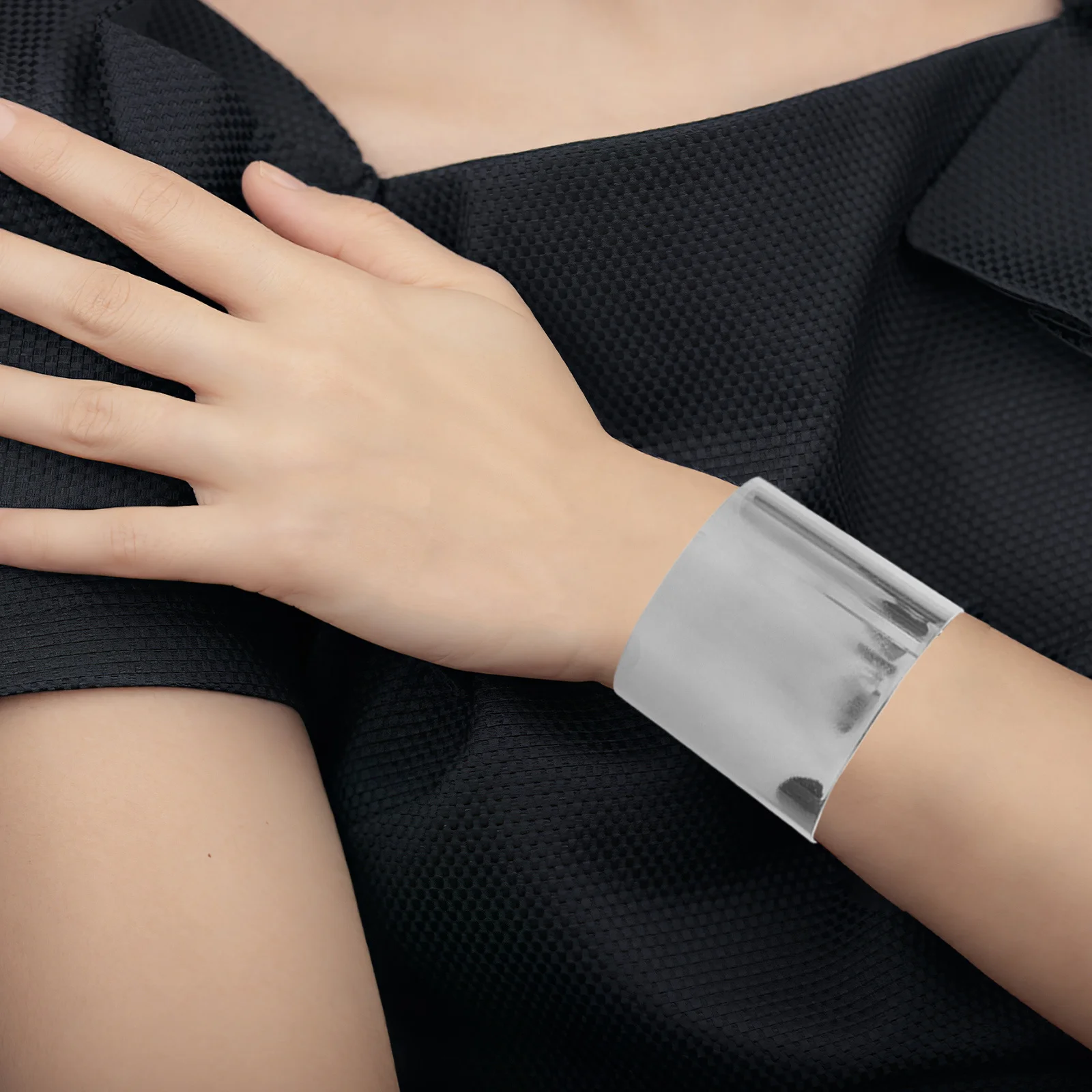 

2Pcs Metal Open Wide Cuff Bracelets Gold Grooved Wrist Bangle Statement Jewelry for Women Daily Wear Party Cuff Bangle Bracelet