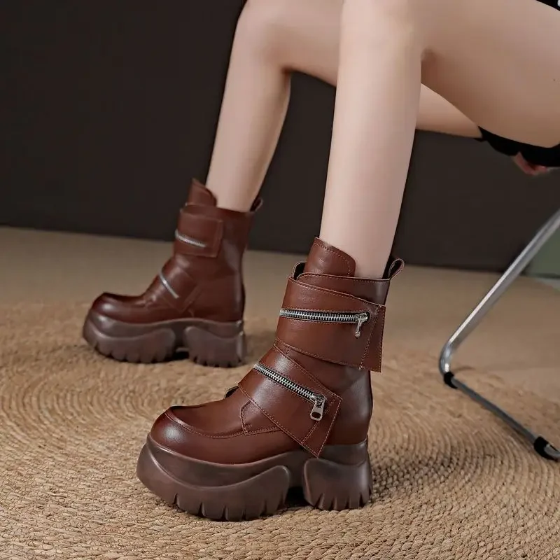 

Новые мотоциклетные ботильоны до колена из микрофибры на платформе из натуральной кожи 10 см, кроссовки на массивной платформе для женщин и женщин