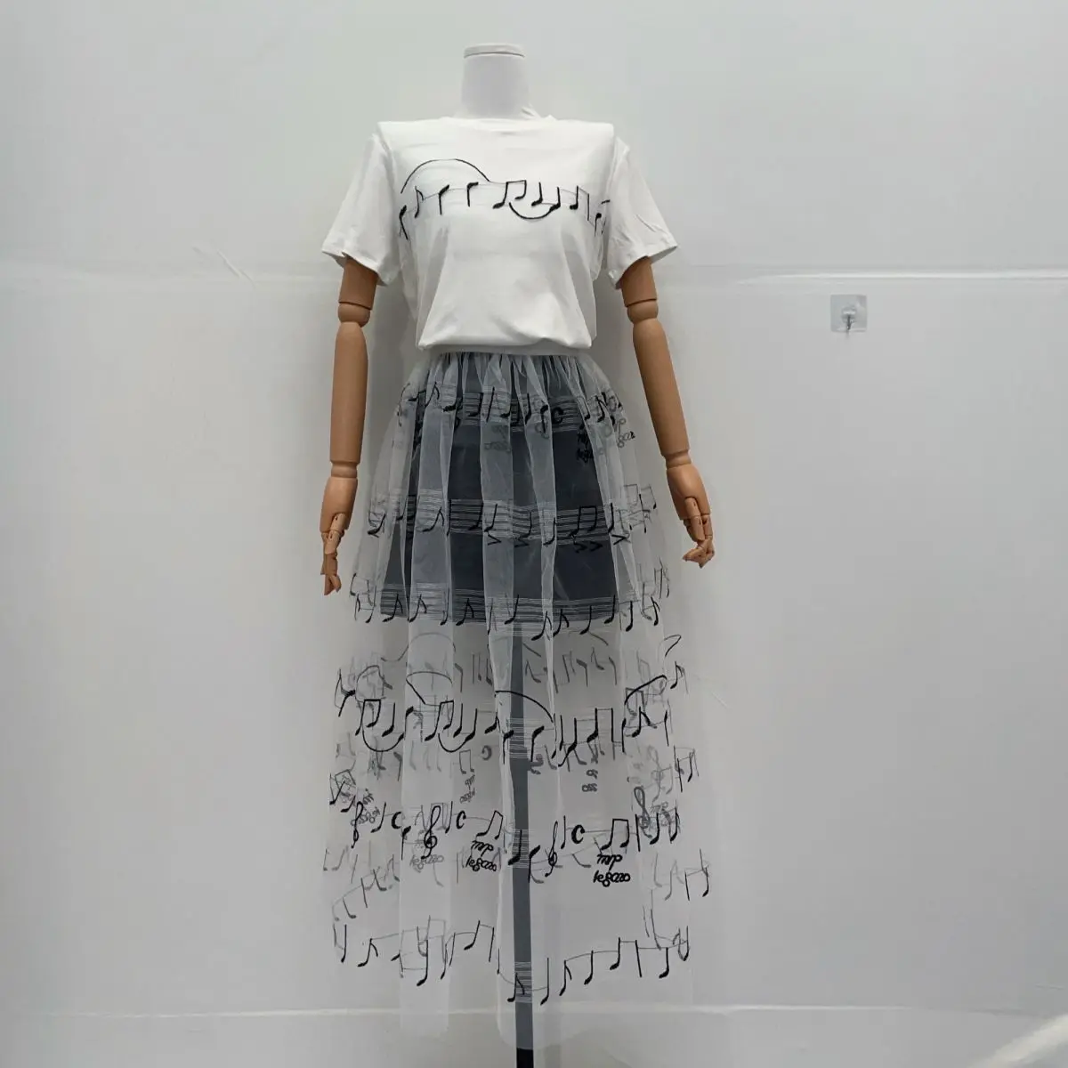 ملاحظة الموسيقى التطريز التطريز منظور فستان شبكي الصيف المتخصصة الموسم تنوعا غطاء منتج واحد اللحوم تخفيف