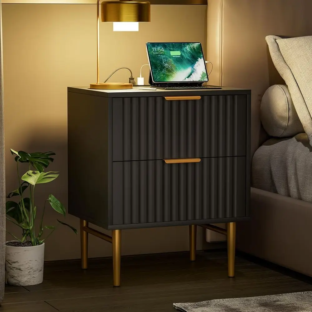 

Прикроватная тумбочка с зарядной станцией, приставной столик с двумя ящиками, приставной столик с золотыми ножками, просторный прикроватный столик, прикроватная тумбочка с панелями для спальни