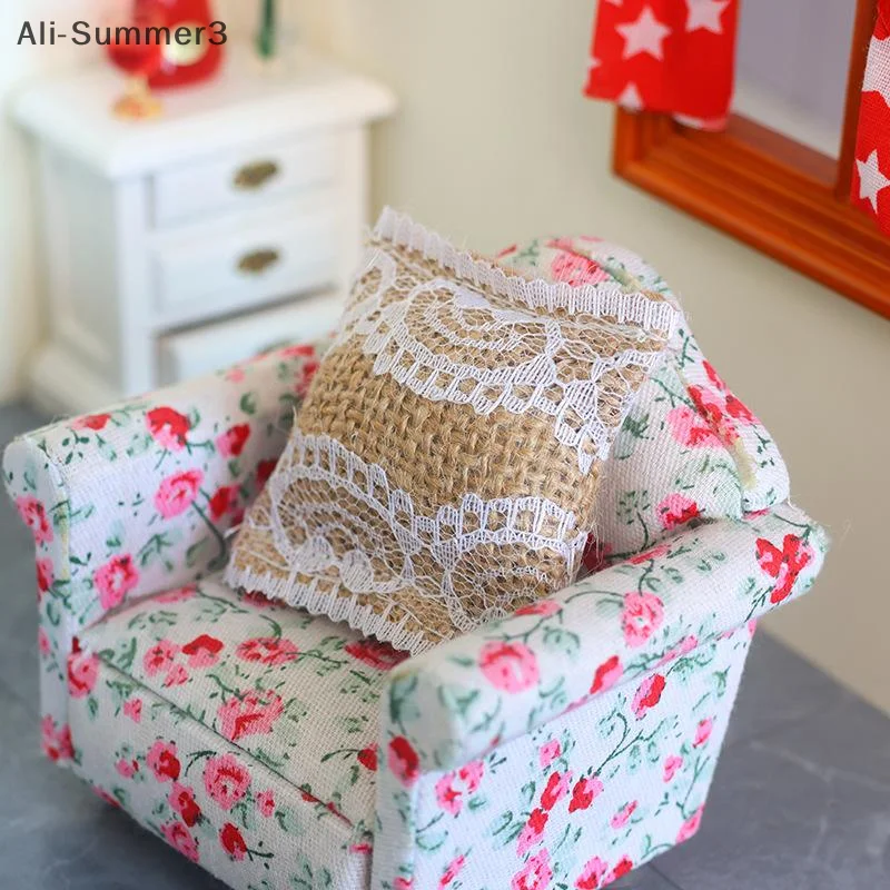Mini almohada de encaje de simulación para casa de muñecas, cojín para sofá, decoración para sala de estar, accesorios de decoración para casa de muñecas, 2 uds., 1/12