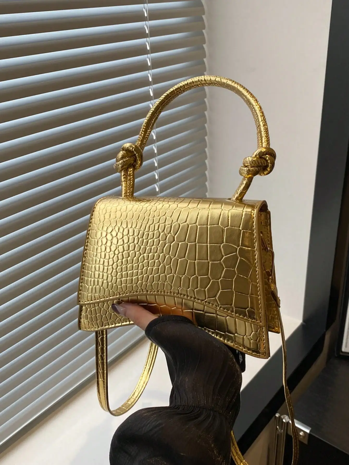 

Золотистая мини-сумка с тиснением под крокодила и узлом на ручке для женщин