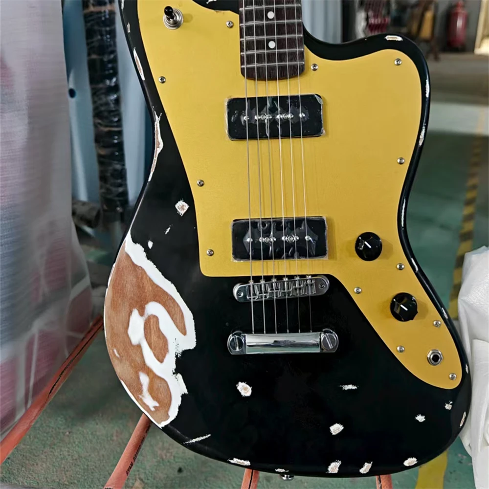 

Customized vintage antique electric guitar, black 6-string, gold pickguard, chrome hardware, exquisite craftsmanship