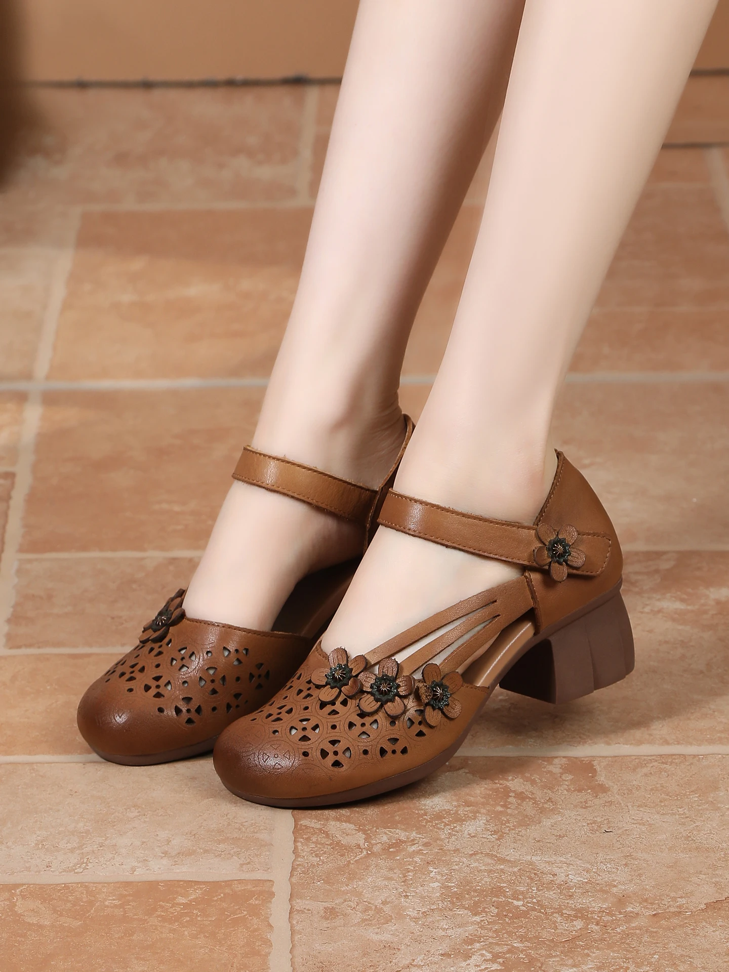 

Сандалии для мам из натуральной яловой кожи в стиле ретро на среднем каблуке, летние дышащие нескользящие мягкие ботинки с цветочным принтом, женские oes