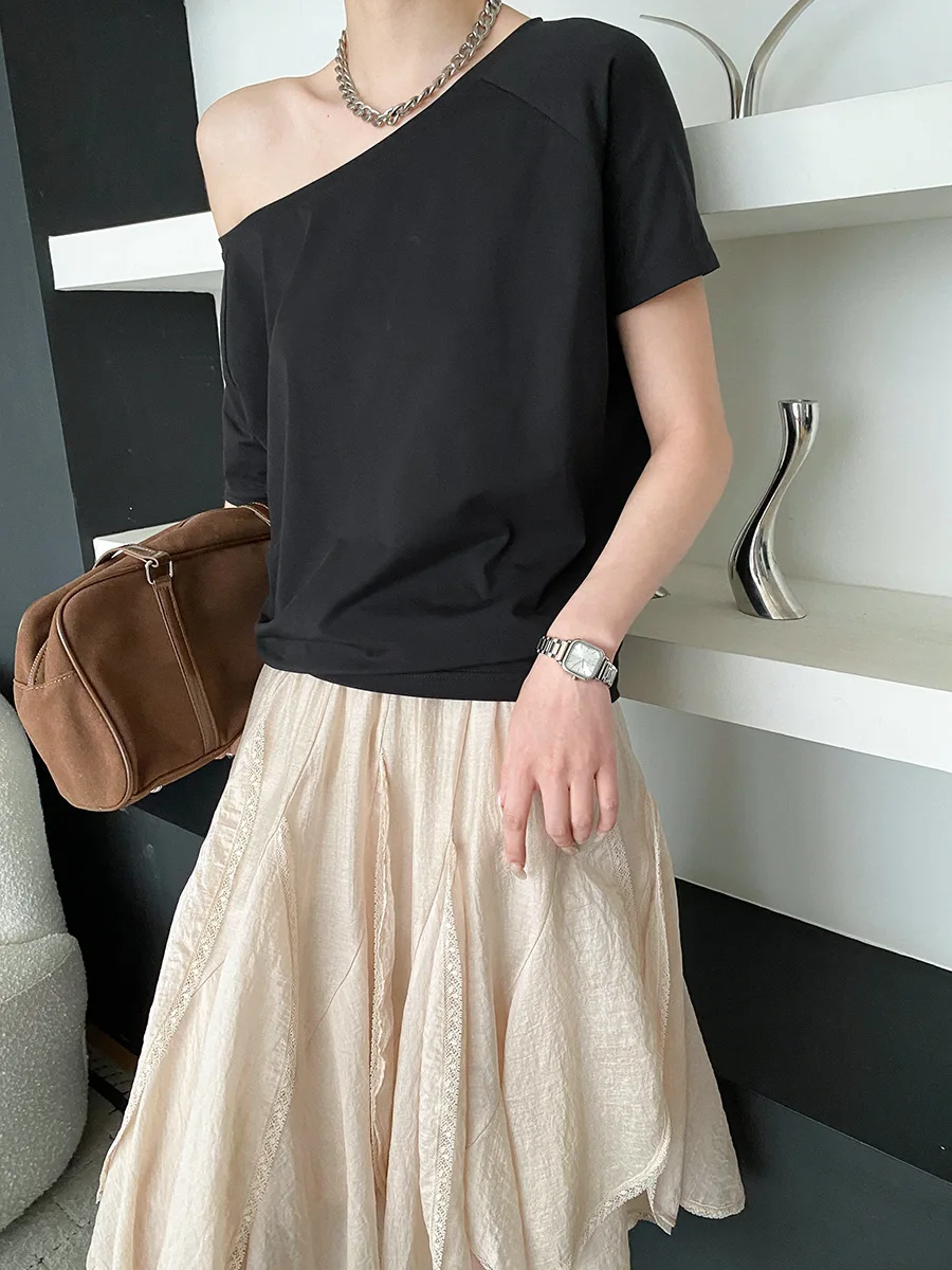 Sommerliches Damen-T-Shirt in unifarbenem Design mit schrägem Ausschnitt, schulterfrei, lockerer Passform und schlankmachendem Effekt, kurzärmelig. – Detail 16