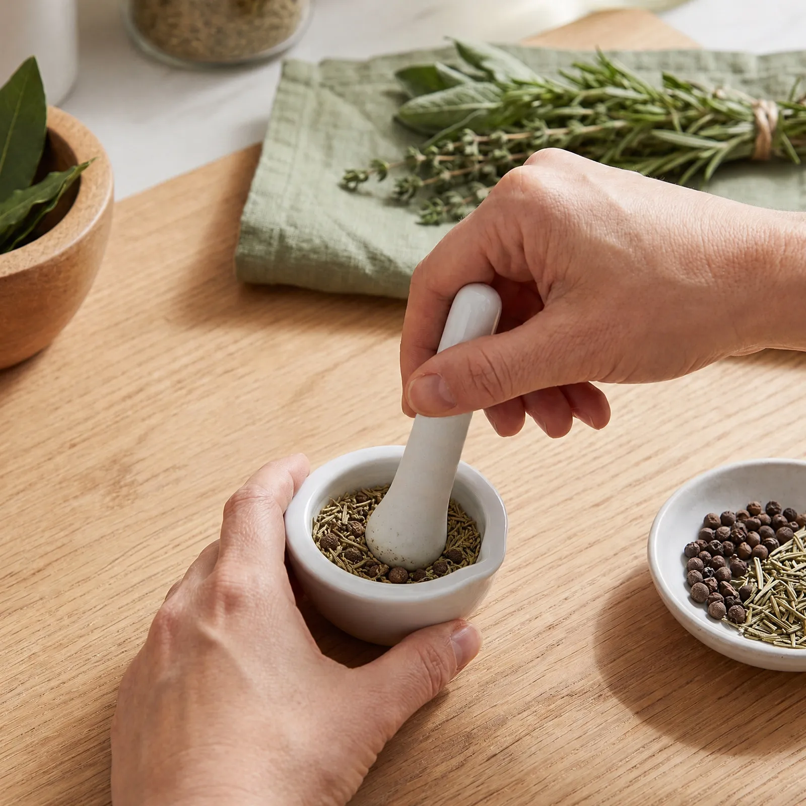 2Sets Scientific Porcelain Mortar Pestle Set Sturdy Stable Counter Friendly Medicine Pounding Masher Garlic Crusher Grinding