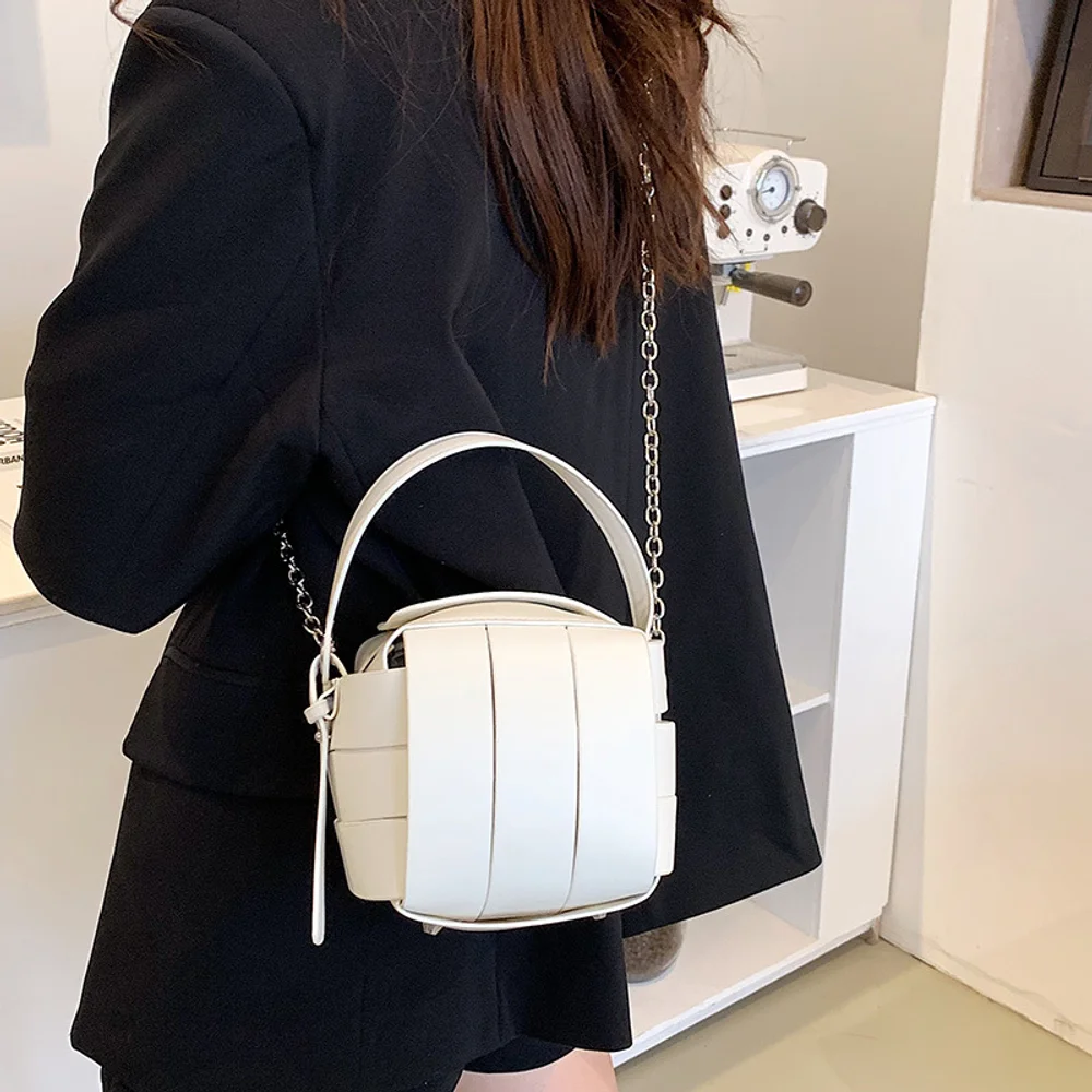 2025年新作 編み込みバケットバッグ トレンドチェーンスモールバッグ カラーコントラスト シングルショルダー クロスボディバッグ
