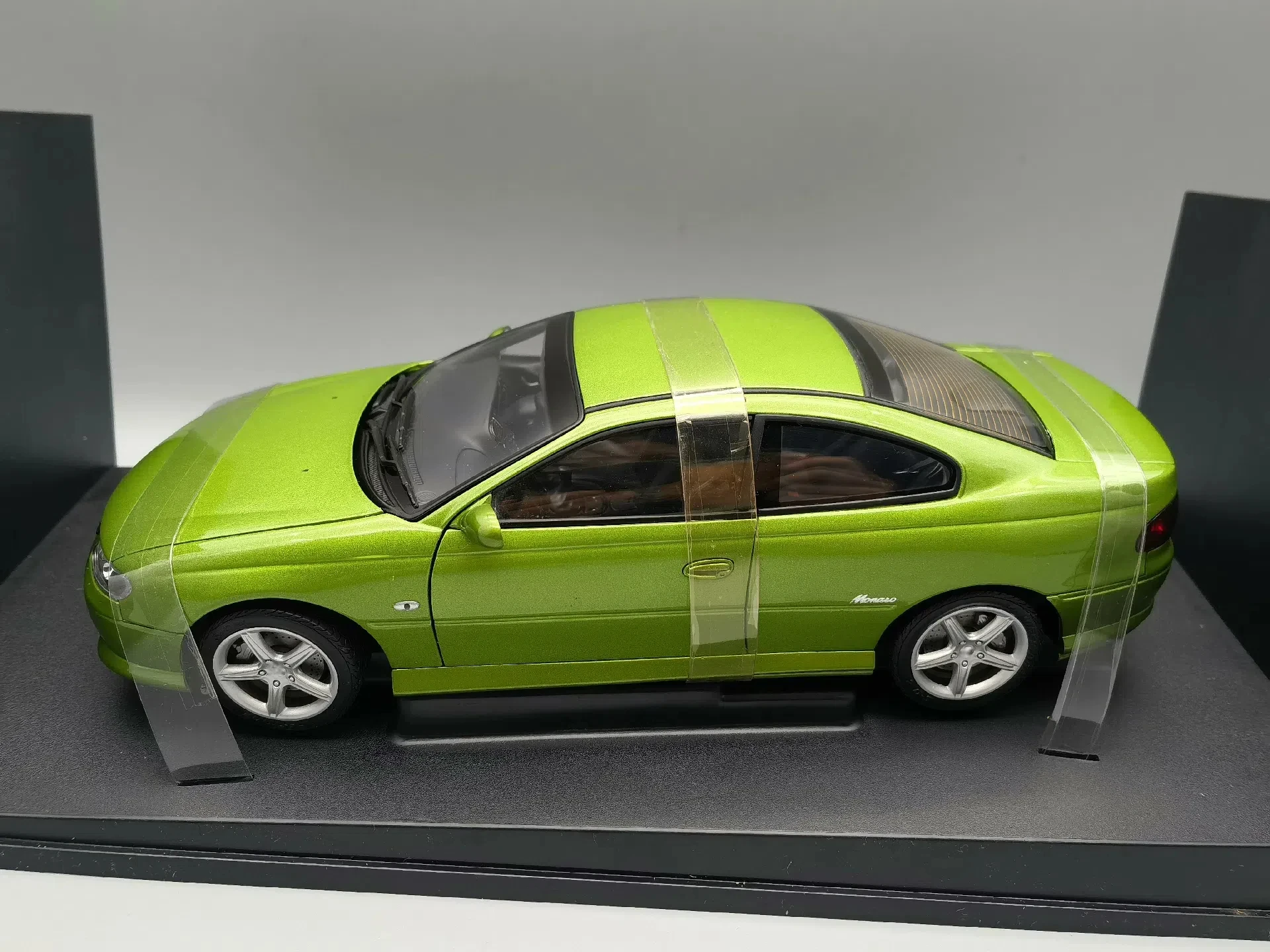 

Autoart 1:18 CV8 Green Simulation Limited Edition All Open Alloy Metal Static Car Model Toy Gift